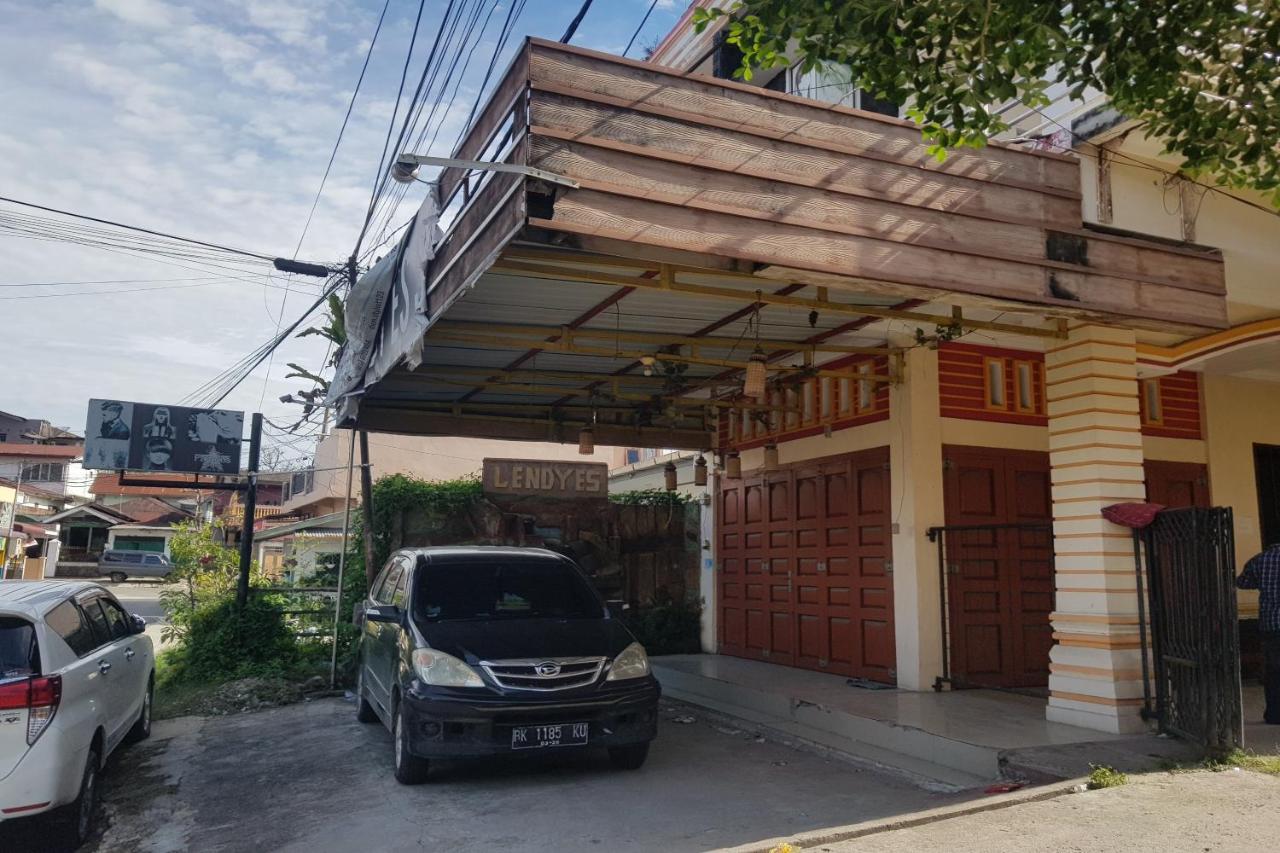 Oyo 91647 Sanina Residence プマタン・シアンタール エクステリア 写真